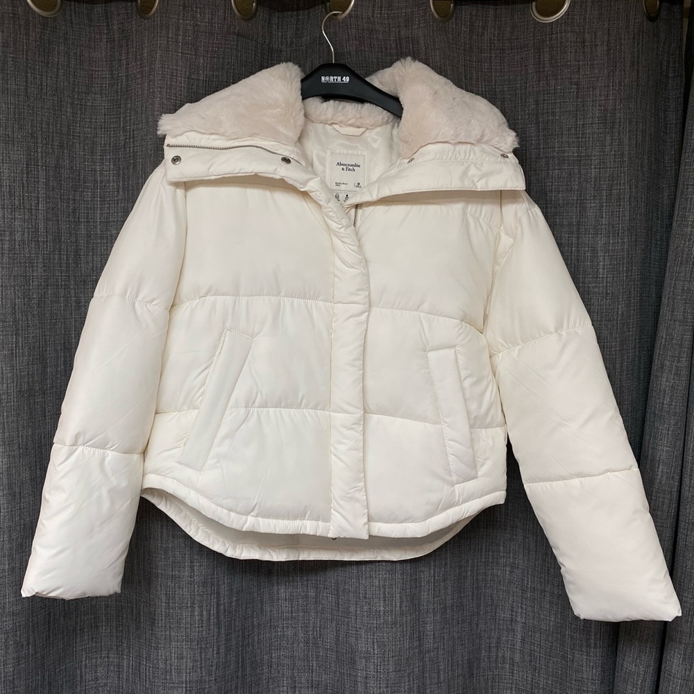 Abercrombie & Fitch ‘White Elevated Mini Puffer’ Medium (M)